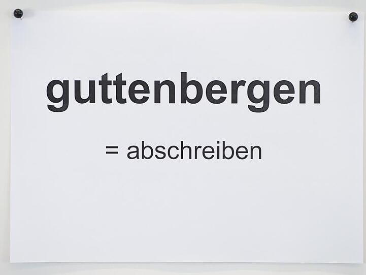 2011 war das: Ein Ausdruck mit der Klärung des Jugendbegriffs "guttenbergen" an einer Pinnwand bei der Jugendmesse "YOU".