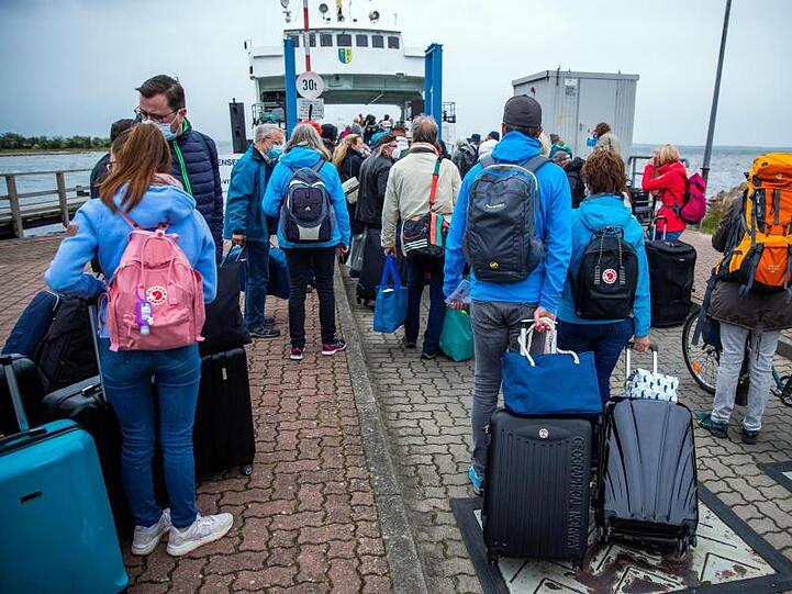 Urlauber warten im Hafen Schaprode auf Rügen auf die Überfahrt nach Hiddensee.