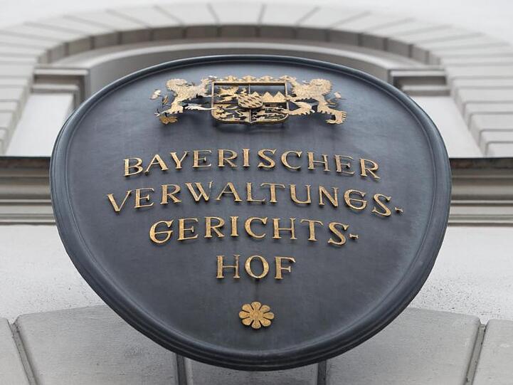 Ein Schild "Bayerischer Verwaltungsgerichtshof". Foto: Peter Kneffel/Archivbild