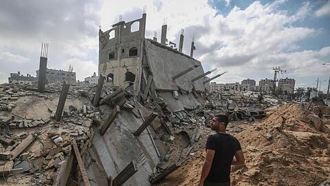Ein Mann inspiziert zerstörte Gebäude in der Stadt Beit Lahia im nördlichen Gazastreifen.