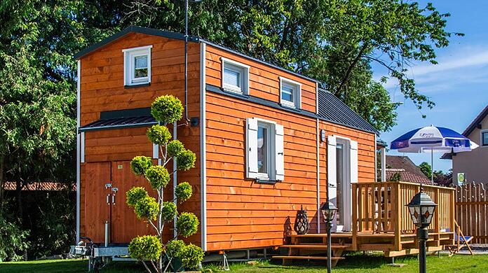 Das Tiny House hat auch eine Terrasse, wo bequem mehrere Menschen Platz finden.