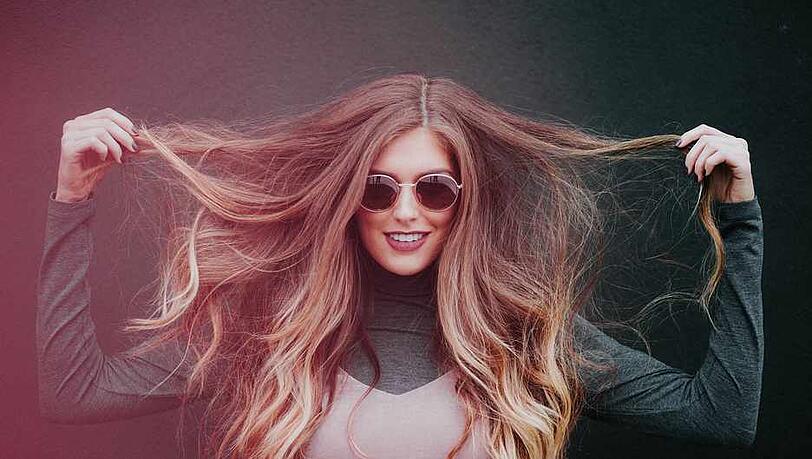 So dichtes und langes Haar wirkt zwar sexy, ist aber nur wenigen Damen von Natur aus gegeben. Extensions werden immer beliebter, um den Langhaar-Look einmal selbst zu fühlen.