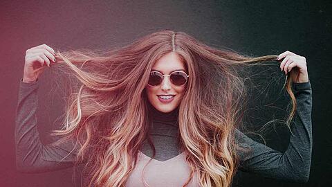 So dichtes und langes Haar wirkt zwar sexy, ist aber nur wenigen Damen von Natur aus gegeben. Extensions werden immer beliebter, um den Langhaar-Look einmal selbst zu fühlen.