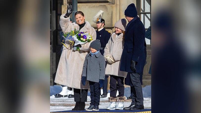 Kronprinzessin Victoria mit ihrer Familie auf dem Schlosshof.