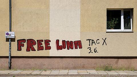 Ein Graffiti "Free Lina 3.6. Tag X" an einem Wohnhaus im Leipziger Süden. Die Polizei erwartet am Samstag den größten Einsatz seit zwei Jahren.