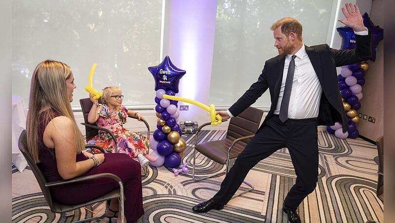 Prinz Harry lieferte sich ein Ballon-Gefecht mit der neunjährigen Gwen.