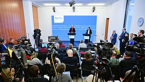 Andrang herrscht bei B&auml;rbel Bas, als sie die Kommissionsergebnisse vorstellt.