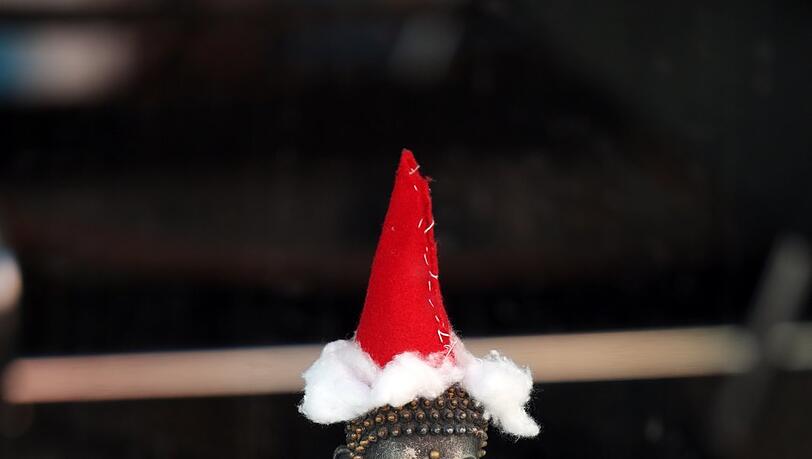Ein Buddha mit Nikolausmütze hat die Weihnachtszeit überdauert. Ein Buddha mit Nikolausmütze hat die Weihnachtszeit überdauert.