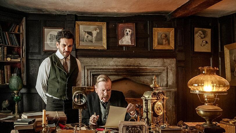 Elyas M’Barek als Lektor und Sekretär mit Mr. Hilbery (Timothy Spall). Elyas M’Barek als Lektor und Sekretär mit Mr. Hilbery (Timothy Spall).