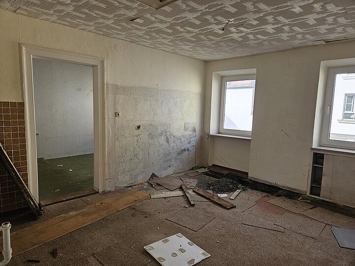 Ein Raum im ersten Stock des Hauses an der Unteren Grasstraße 11. Ein Raum im ersten Stock des Hauses an der Unteren Grasstraße 11.