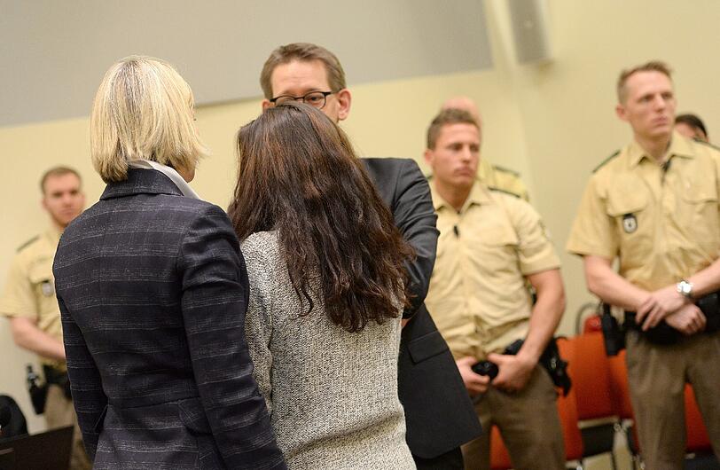 Die Angeklagte Beate Zschäpe im Gerichtssaal des Oberlandesgerichts in Münche zwischen ihren Anwälten Anja Sturm (l) und Wolfgang Stahl.