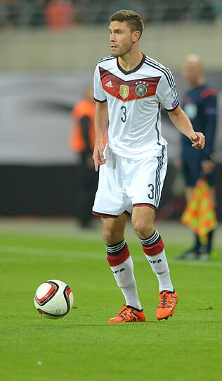 JONAS HECTOR:  NOTE 5.
Ließ sich nach 57 Minuten ziemlich peinlich austanzen. Der Kölner  
Linksverteidiger erwischte einen gebrauchten Tag. Auch vor dem 1:1 der  
Georgier hatte er einen Ball planlos in die Mitte geköpft. Seine  
Position steht wieder zur Debatte.