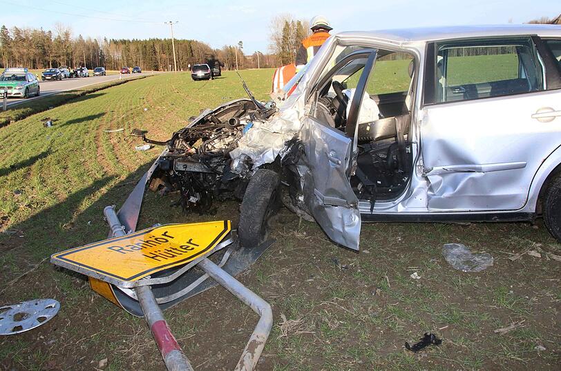 Am Karfreitag kam es zu einem Frontal-Crash auf der B12. 6 Menschen wurden verletzt, zwei von ihnen schwer.