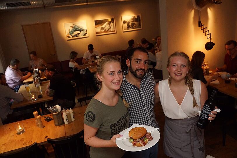 Einladend: v. li. Lina, Orhan und Laura im Ruff's Burger. Foto: D. von Loeper