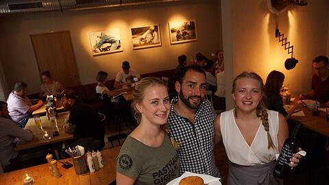 Einladend: v. li. Lina, Orhan und Laura im Ruff's Burger. Foto: D. von Loeper