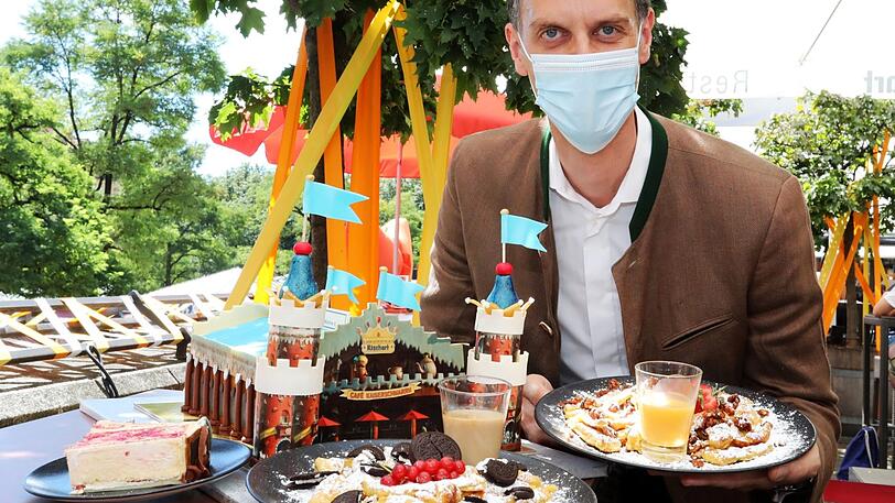 Magnus Müller-Rischart mit einer Kaiserschmarrn Zuckerschloss-Torte.