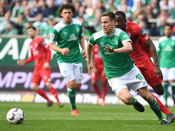 Werders Niklas Moisander (l) im Laufduell mit dem Mainzer Jean-Philippe Mateta.