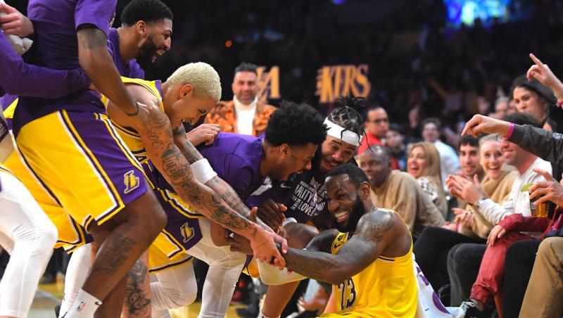 LeBron James (sitzend) wird nach mehreren erfolgreichen Drei-Punkte-Würfen für die Lakers von seinen Mitspielern bejubelt. LeBron James (sitzend) wird nach mehreren erfolgreichen Drei-Punkte-Würfen für die Lakers von seinen Mitspielern bejubelt.