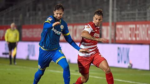 Würzburgs Rolf Feltscher (r) und Braunschweigs Nick Proschwitz teilten sich mit ihren Teams die Punkte.