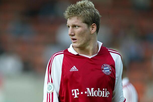 Ein bisserl mehr Arbeit hatte Gerland mit Bastian Schweinsteiger, der in jungen Jahren noch seine Flausen im Kopf hatte. "Als 17-Jäh­riger saß er eines Mor­gens mit schwarzen Haaren beim Früh­stück. Da habe ich gesagt: 'Schweini, heute kannst du so lange laufen, bis die Haare wieder blond sind', erzählte der "Tiger" einst. Gerlands Maßnahmen scheinen erfolgreich gewesen zu sein, wie Schweinsteigers Karriere zeigte.