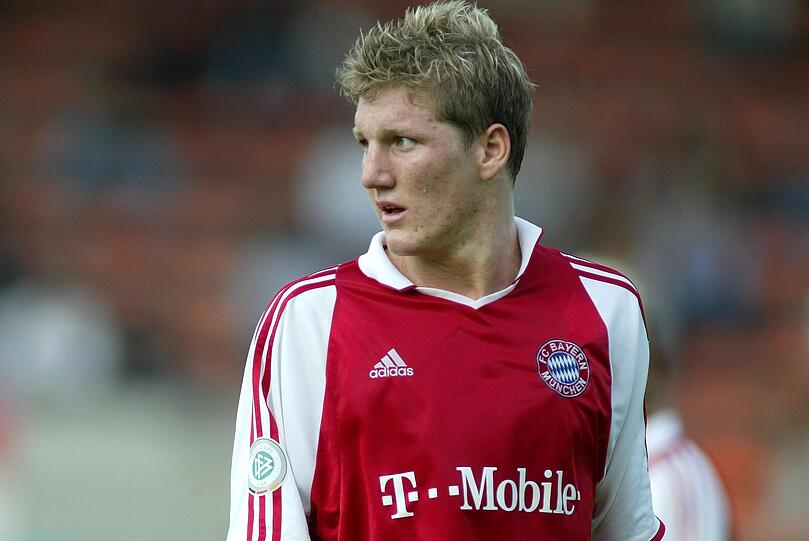 Ein bisserl mehr Arbeit hatte Gerland mit Bastian Schweinsteiger, der in jungen Jahren noch reichlich Flausen im Kopf hatte. "Als 17-Jäh­riger saß er eines Mor­gens mit schwarzen Haaren beim Früh­stück. Da habe ich gesagt: 'Schweini, heute kannst du so lange laufen, bis die Haare wieder blond sind', erzählte der "Tiger" einst. Gerlands Maßnahmen scheinen erfolgreich gewesen zu sein, wie Schweinsteigers Karriere zeigte.