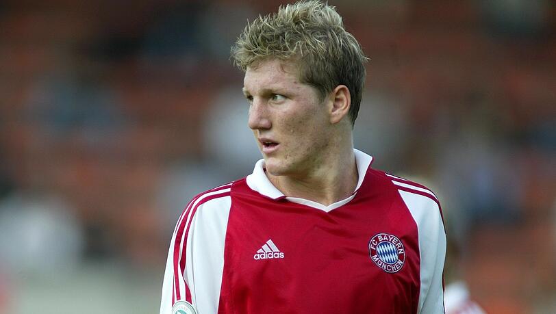 Ein bisserl mehr Arbeit hatte Gerland mit Bastian Schweinsteiger, der in jungen Jahren noch seine Flausen im Kopf hatte. "Als 17-Jähriger saß er eines Morgens mit schwarzen Haaren beim Frühstück. Da habe ich gesagt: 'Schweini, heute kannst du so lange laufen, bis die Haare wieder blond sind', erzählte der "Tiger" einst. Gerlands Maßnahmen scheinen erfolgreich gewesen zu sein, wie Schweinsteigers Karriere zeigte. Ein bisserl mehr Arbeit hatte Gerland mit Bastian Schweinsteiger, der in jungen Jahren noch seine Flausen im Kopf hatte. "Als 17-Jähriger saß er eines Morgens mit schwarzen Haaren beim Frühstück. Da habe ich gesagt: 'Schweini, heute kannst du so lange laufen, bis die Haare wieder blond sind', erzählte der "Tiger" einst. Gerlands Maßnahmen scheinen erfolgreich gewesen zu sein, wie Schweinsteigers Karriere zeigte.