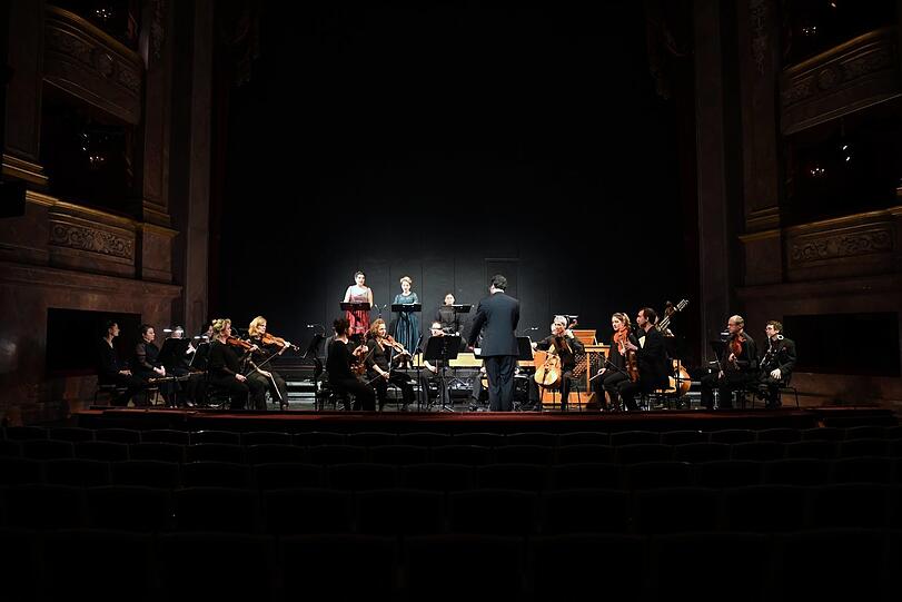 Dirigent Rubén Dubrovsky und das Orchester des Staatstheaters am Gärtnerplatz.