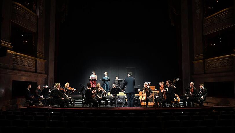 Dirigent Rubén Dubrovsky und das Orchester des Staatstheaters am Gärtnerplatz. Dirigent Rubén Dubrovsky und das Orchester des Staatstheaters am Gärtnerplatz.