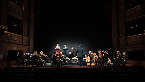 Dirigent Rubén Dubrovsky und das Orchester des Staatstheaters am Gärtnerplatz.