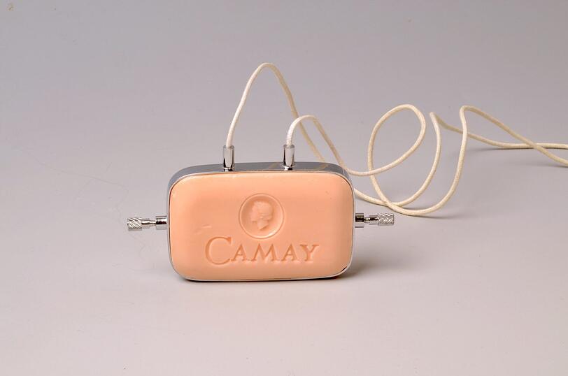Warum nicht mal die Seife um den Hals tragen? Der Norweger Sigurd Bronger sorgt für außergewöhnliche Hingucker - hier "Camay" aus dem Jahr 2005.