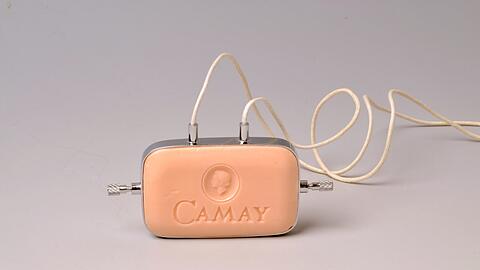 Warum nicht mal die Seife um den Hals tragen? Der Norweger Sigurd Bronger sorgt für außergewöhnliche Hingucker - hier "Camay" aus dem Jahr 2005.
