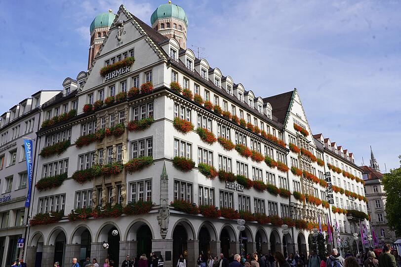 Das Hirmer-Stammhaus ist immer auffallend schön verziert: mit Blumen – oder in der Adventszeit mit Weihnachtsdeko. Das Hirmer-Stammhaus ist immer auffallend schön verziert: mit Blumen – oder in der Adventszeit mit Weihnachtsdeko.