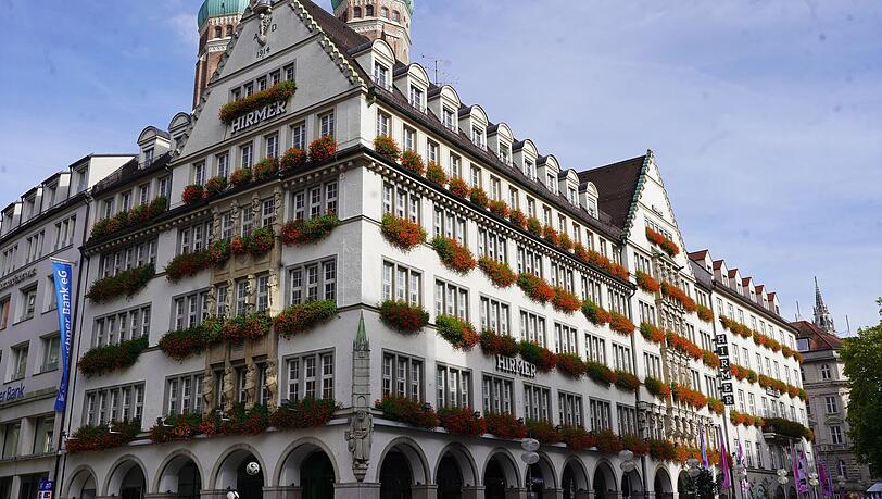 Das Hirmer-Stammhaus ist immer auffallend schön verziert: mit Blumen – oder in der Adventszeit mit Weihnachtsdeko. Das Hirmer-Stammhaus ist immer auffallend schön verziert: mit Blumen – oder in der Adventszeit mit Weihnachtsdeko.