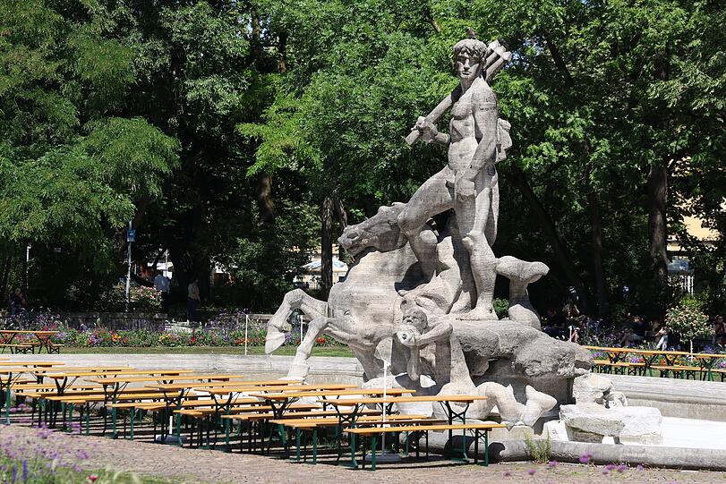 Am Neptun-Brunnen im Alten Botanischer Garten läuft nichts mehr. Am Neptun-Brunnen im Alten Botanischer Garten läuft nichts mehr.