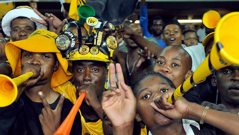Südafrikanische Fußball-Fans machen Lärm mit ihren Vuvuzelas. Südafrikanische Fußball-Fans machen Lärm mit ihren Vuvuzelas.