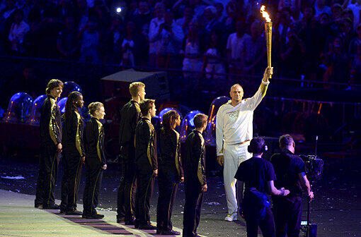 Die Feuerwerke funkelten, die Show faszinierte und ganz London war in Aufruhr: Am Freitagabend wurden die Olympischen Spiele 2012 mit viel Bombast eröffnet.