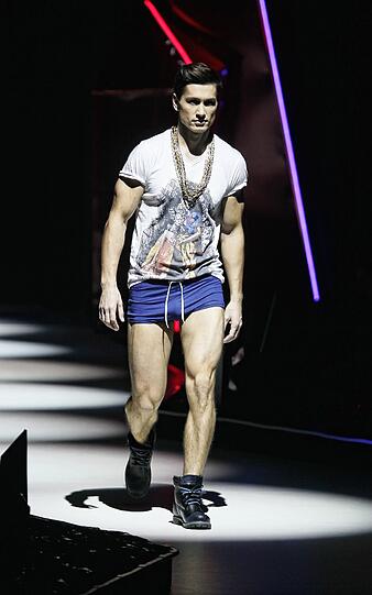 In Moskau findet vom 24. - 28. Oktober die Volvo Fashion Week statt. Schöne Frauen, schrille Outfits und jede Menge Glamour. Die Bilder von der Fahsion Week.