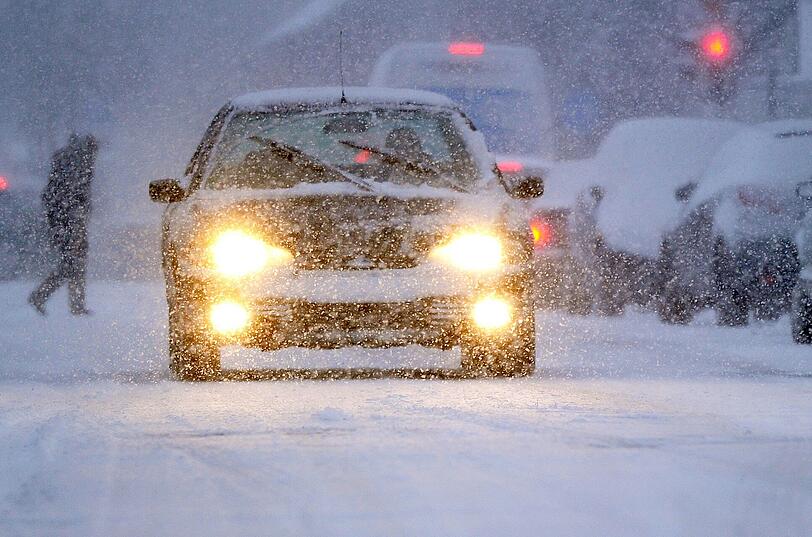 Kalt erwischt: Der Winter bedeckt viele Straße in Deutschland mit Schnee. Die Bilder.