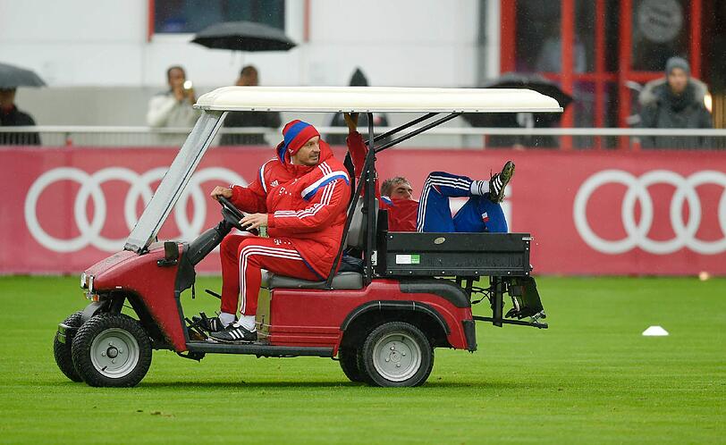 Der FCB-Schock in Bildern - hier wird der verletzte Philipp Lahm beim Training abtransportiert!