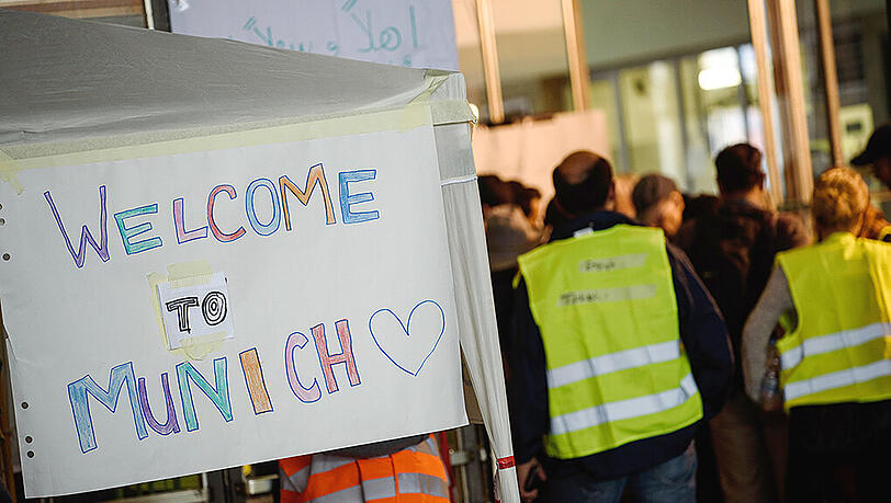"Welcome to Munich" - die Münchner Bevölkerung wurde für ihr herzliches Engagement im Rahmen des großen Flüchtlingsandrangs ausgezeichnet. "Welcome to Munich" - die Münchner Bevölkerung wurde für ihr herzliches Engagement im Rahmen des großen Flüchtlingsandrangs ausgezeichnet.