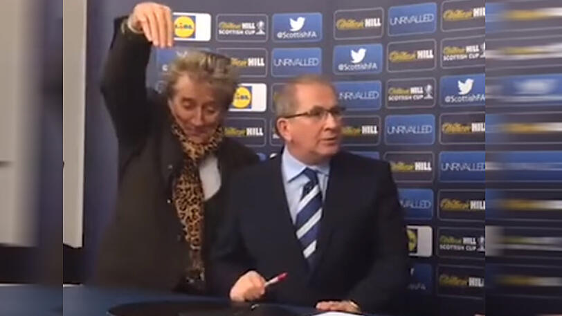 Rod Stewart sorgte für einige Lacher bei der Pokal-Auslosung.