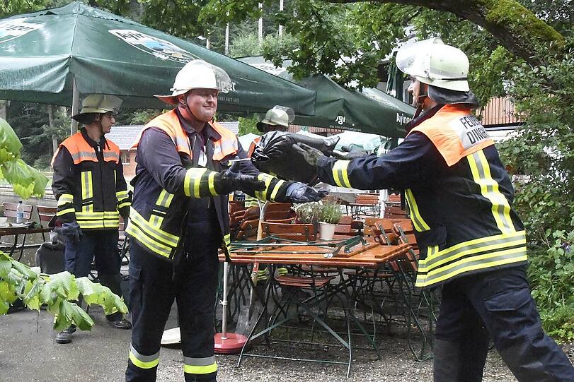 Feuerwehrleute dichten das Leck ab.