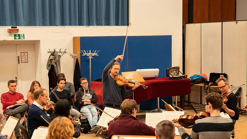 Christian Tetzlaff bei einer Probe mit dem Münchener Kammerorchester. Christian Tetzlaff bei einer Probe mit dem Münchener Kammerorchester.