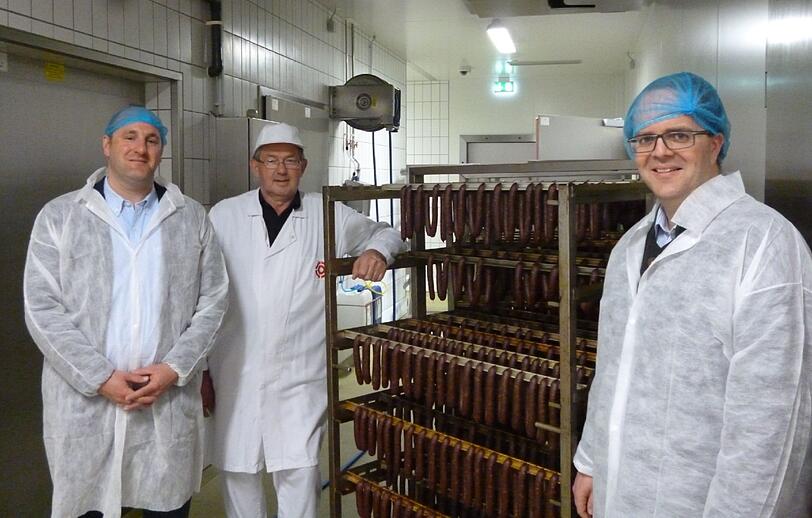Wurstbegutachtung: Sebastian Kuffler, Metzgermeister Sebastian Maier und MdL Markus Rinderspacher.