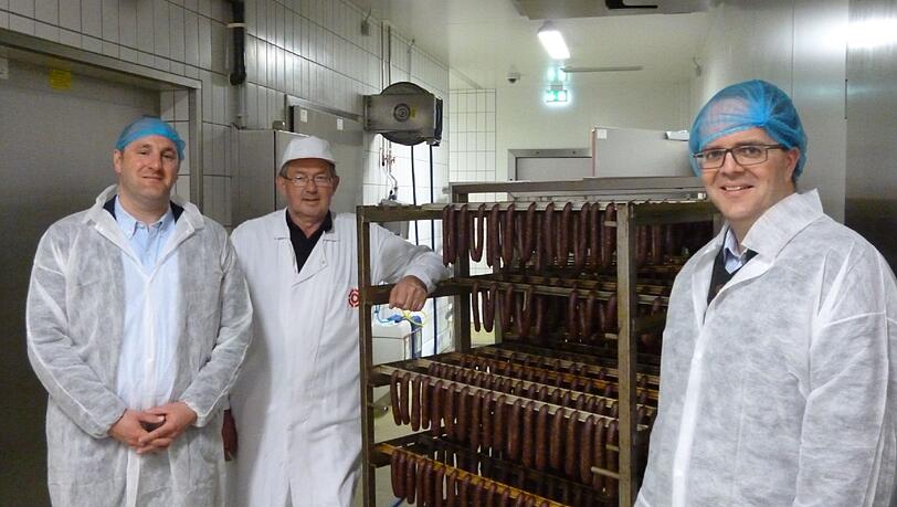 Wurstbegutachtung: Sebastian Kuffler, Metzgermeister Sebastian Maier und MdL Markus Rinderspacher. Wurstbegutachtung: Sebastian Kuffler, Metzgermeister Sebastian Maier und MdL Markus Rinderspacher.