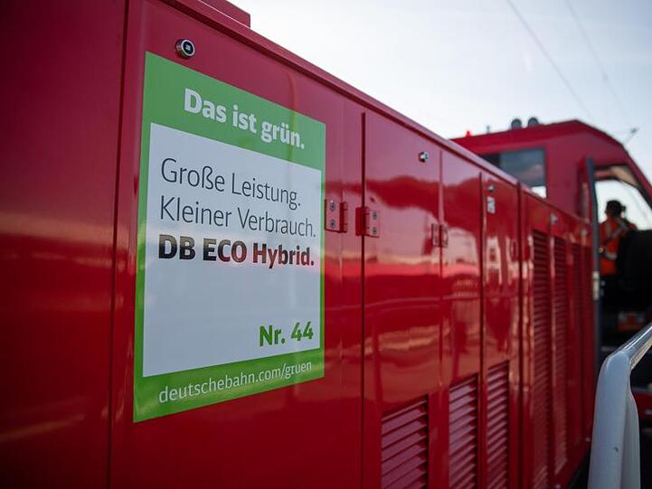 Eine Rangier-Hybridlok steht am Nürnberger Hauptbahnhof. Foto: Daniel Karmann/dpa/Archivbild