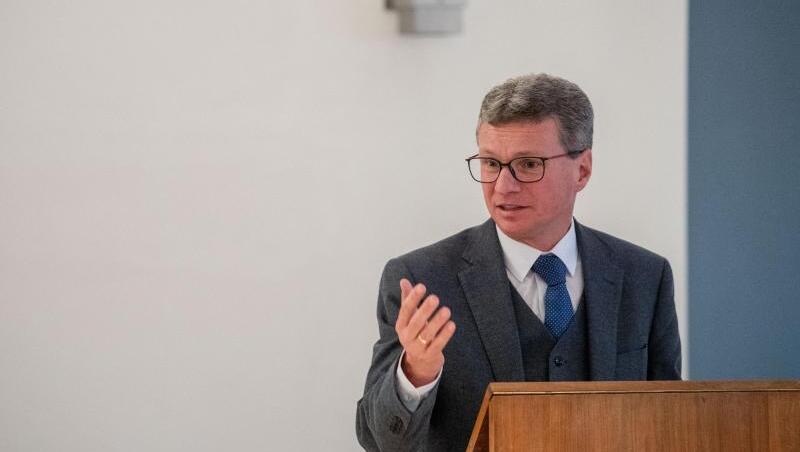 Kunstminister Bernd Sibler (CSU) hält eine Rede.