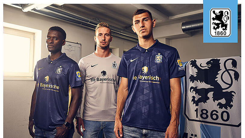 Merveille Biankadi (l.) und Semi Belkahia (r.) im neuen Auswärtstrikot, Marco Hiller (m.) hat sich das neue Ausweichtrikot übergestreift. Merveille Biankadi (l.) und Semi Belkahia (r.) im neuen Auswärtstrikot, Marco Hiller (m.) hat sich das neue Ausweichtrikot übergestreift.