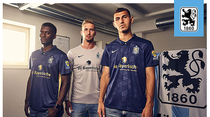 Merveille Biankadi (l.) und Semi Belkahia (r.) im neuen Auswärtstrikot, Marco Hiller (m.) hat sich das neue Ausweichtrikot übergestreift.
