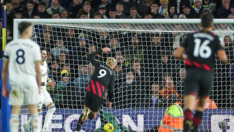 Stürmer-Star Erling Haaland (M) trifft zum 2:0 für Manchester City.